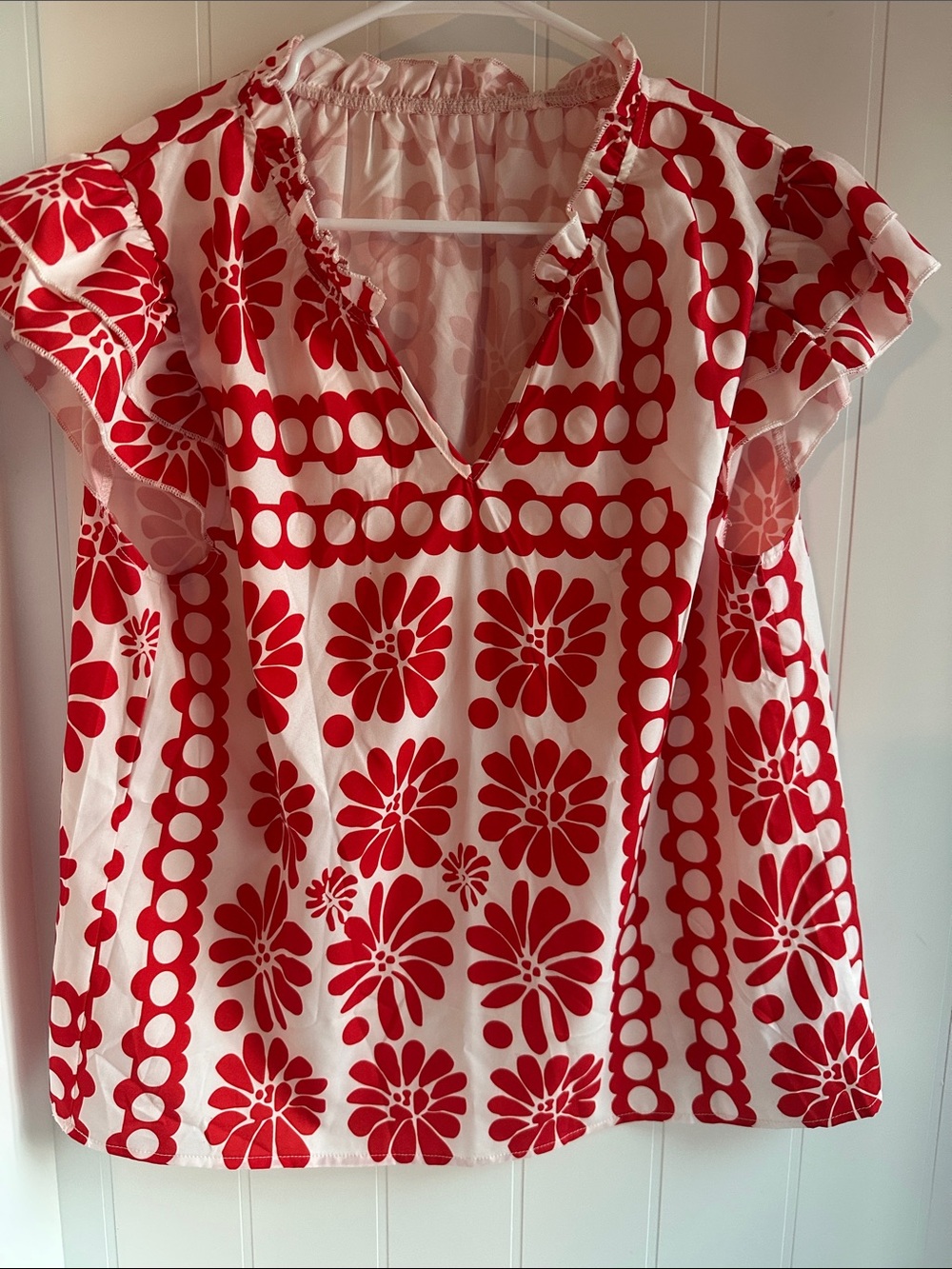 Chic Boutiqu e802 Red and White Floral V-Neck Flutter Sleeve Top